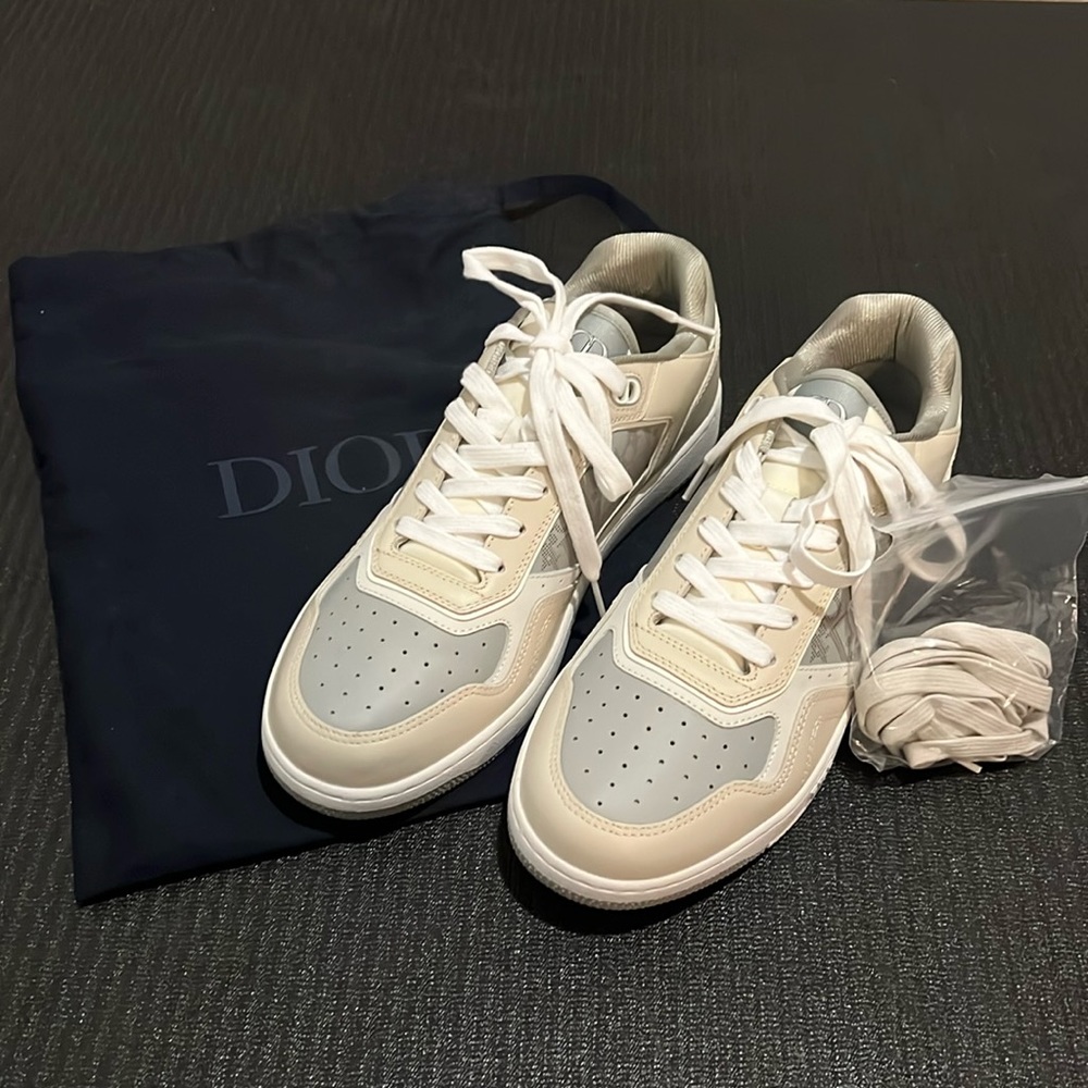 Dior B27 men’s size 43. New without tags. Duster and laces included